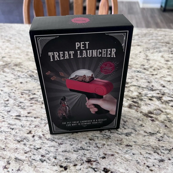 NEW Pet Treat Launcher- Fun Way To Reward Your Pet - Picture 3 of 3